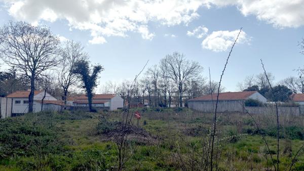 Beau terrain de plus 2500m² - Libre de Constructeur !