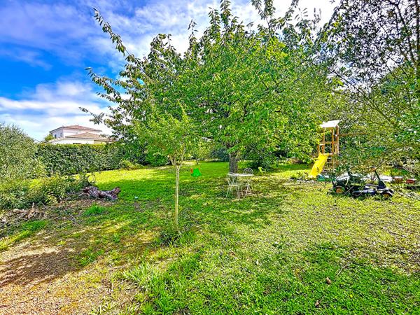 MAISON FAMILIALE AVEC GRAND JARDIN, PISCINE ET JACUZZI A BAZIEGE
