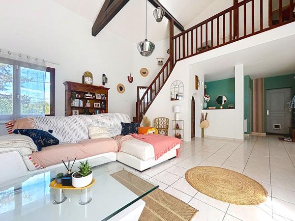 MAISON FAMILIALE AVEC GRAND JARDIN, PISCINE ET JACUZZI A BAZIEGE