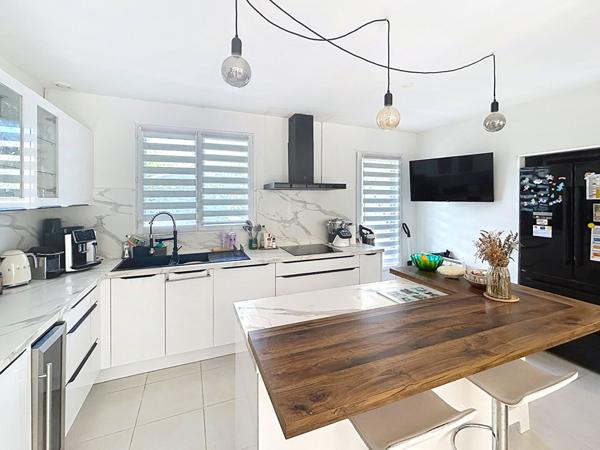 MAISON FAMILIALE AVEC GRAND JARDIN, PISCINE ET JACUZZI A BAZIEGE