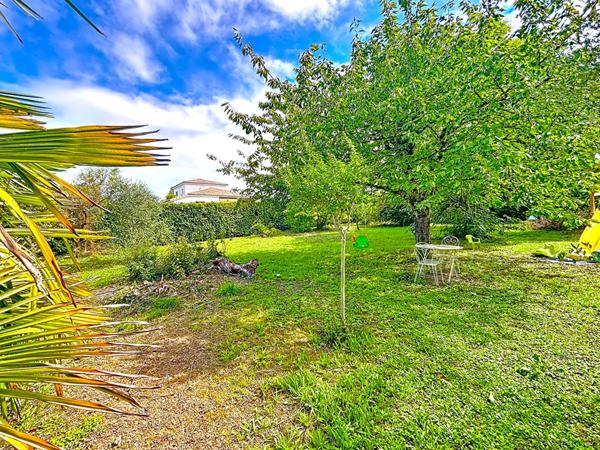 MAISON FAMILIALE AVEC GRAND JARDIN, PISCINE ET JACUZZI A BAZIEGE