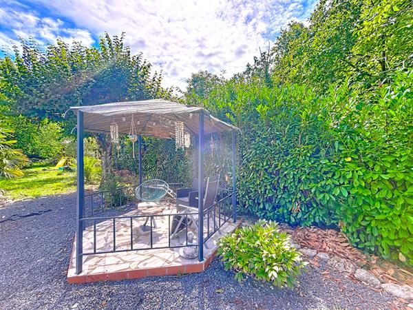 MAISON FAMILIALE AVEC GRAND JARDIN, PISCINE ET JACUZZI A BAZIEGE