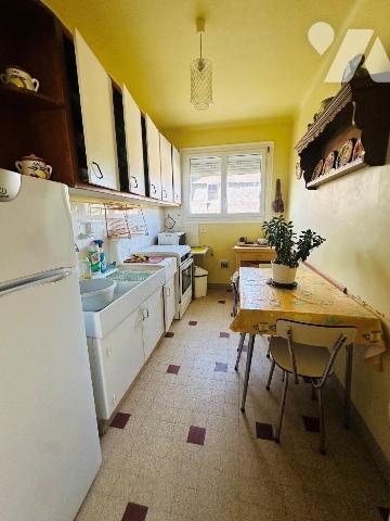 Idéalement situé au coeur du centre-ville de Perros-Guirec, au sein d'une résidence sécurisée a...