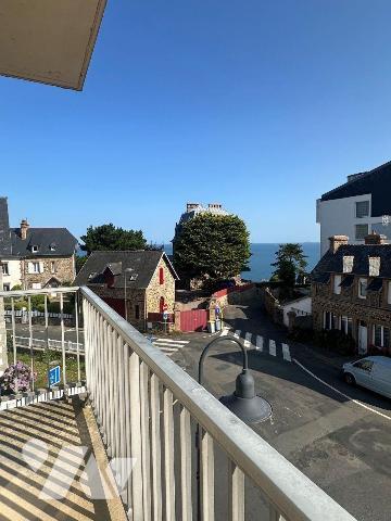 Idéalement situé au coeur du centre-ville de Perros-Guirec, au sein d'une résidence sécurisée a...