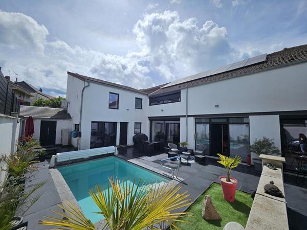 Maison Montceau Les Mines 258 m2 avec piscine
