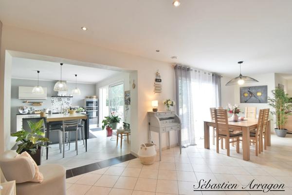 PUJOLS (47)-188 m² de confort et d’espace, 4 chambres, piscine et triple garage
