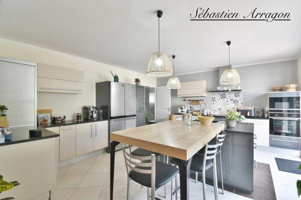 PUJOLS (47)-188 m² de confort et d’espace, 4 chambres, piscine et triple garage