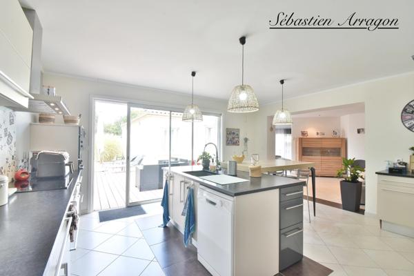 PUJOLS (47)-188 m² de confort et d’espace, 4 chambres, piscine et triple garage
