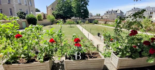 Nevers, Maison d'hôtes 9 Chambres -  450 m² à vendre