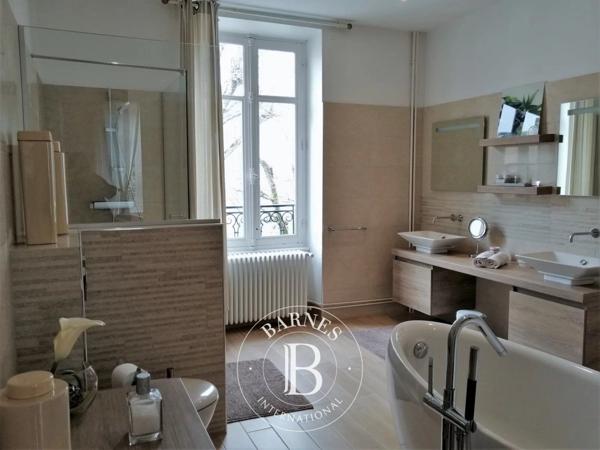 Nevers, Maison d'hôtes 9 Chambres -  450 m² à vendre