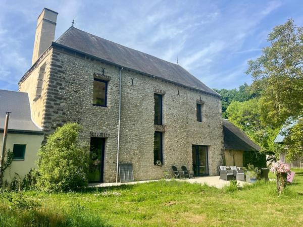 Demeure de caractère – Ancienne Ferme Seigneuriale – 215 m² + combles aménageables – Dépendances