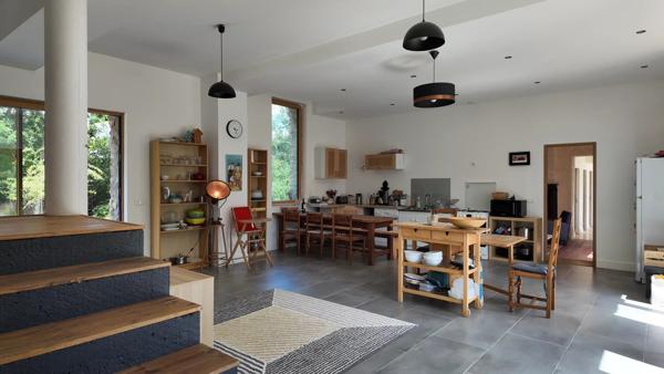 Demeure de caractère – Ancienne Ferme Seigneuriale – 215 m² + combles aménageables – Dépendances