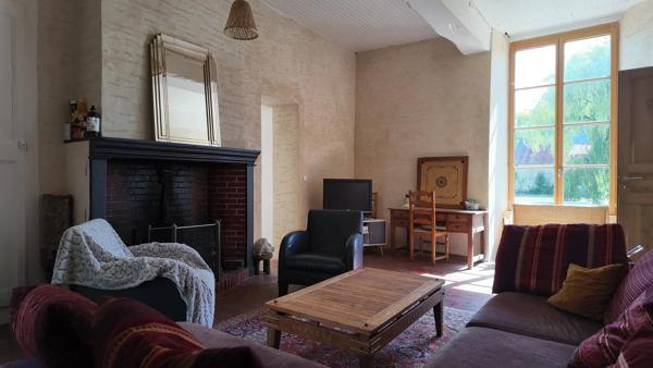 Demeure de caractère – Ancienne Ferme Seigneuriale – 215 m² + combles aménageables – Dépendances