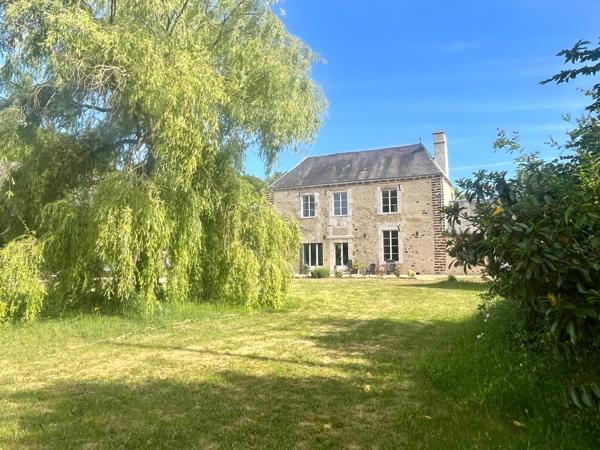 Demeure de caractère – Ancienne Ferme Seigneuriale – 215 m² + combles aménageables – Dépendances
