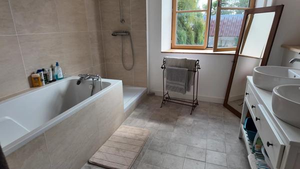 Demeure de caractère – Ancienne Ferme Seigneuriale – 215 m² + combles aménageables – Dépendances