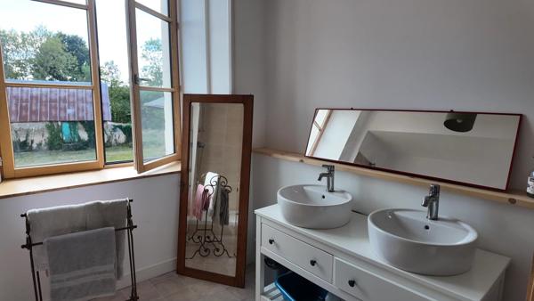 Demeure de caractère – Ancienne Ferme Seigneuriale – 215 m² + combles aménageables – Dépendances