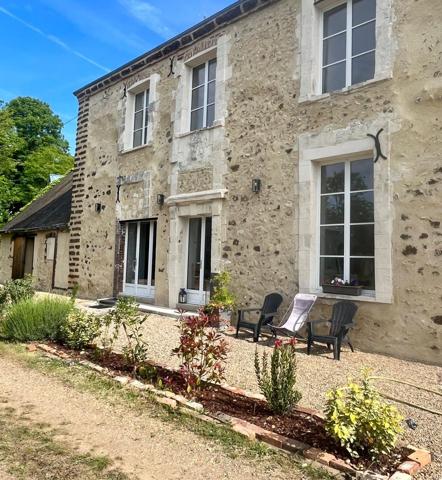 Demeure de caractère – Ancienne Ferme Seigneuriale – 215 m² + combles aménageables – Dépendances