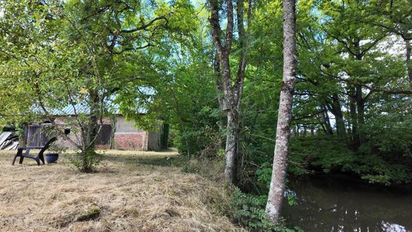 Demeure de caractère – Ancienne Ferme Seigneuriale – 215 m² + combles aménageables – Dépendances