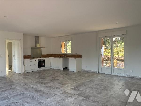 Plain-pied façon "ossature bois": pièce à vivre, 3 chambres, salle d'eau, WC, garage et jardin !