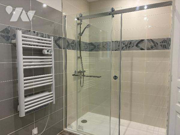 Plain-pied façon "ossature bois": pièce à vivre, 3 chambres, salle d'eau, WC, garage et jardin !