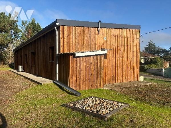 Plain-pied façon "ossature bois": pièce à vivre, 3 chambres, salle d'eau, WC, garage et jardin !