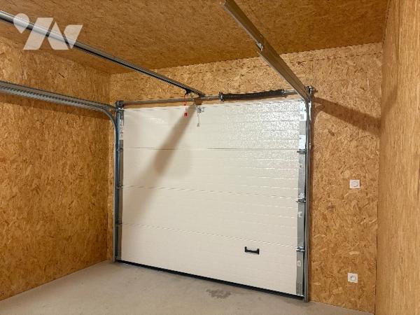 Plain-pied façon "ossature bois": pièce à vivre, 3 chambres, salle d'eau, WC, garage et jardin !