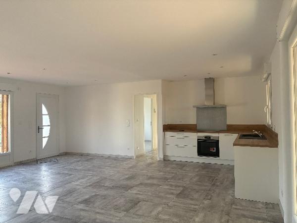 Plain-pied façon "ossature bois": pièce à vivre, 3 chambres, salle d'eau, WC, garage et jardin !