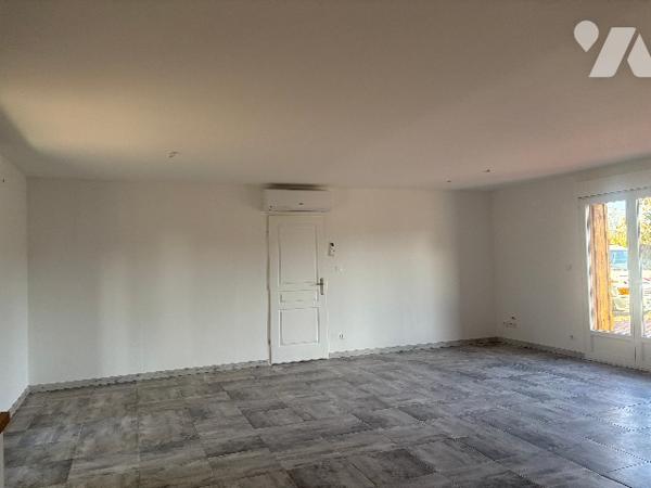 Plain-pied façon "ossature bois": pièce à vivre, 3 chambres, salle d'eau, WC, garage et jardin !