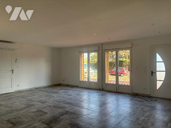 Plain-pied façon "ossature bois": pièce à vivre, 3 chambres, salle d'eau, WC, garage et jardin !