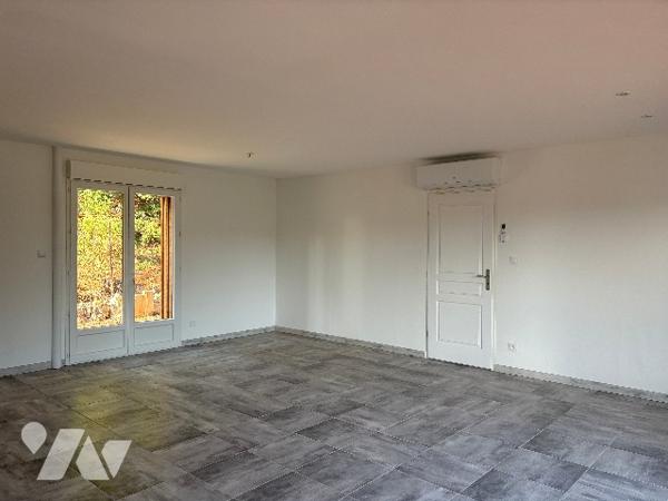 Plain-pied façon "ossature bois": pièce à vivre, 3 chambres, salle d'eau, WC, garage et jardin !