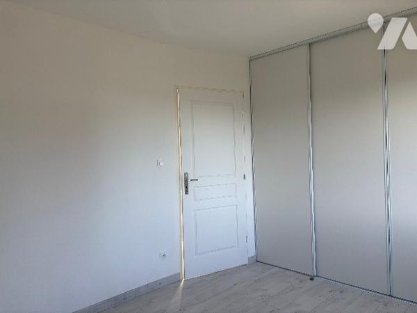 Plain-pied façon "ossature bois": pièce à vivre, 3 chambres, salle d'eau, WC, garage et jardin !