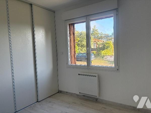 Plain-pied façon "ossature bois": pièce à vivre, 3 chambres, salle d'eau, WC, garage et jardin !