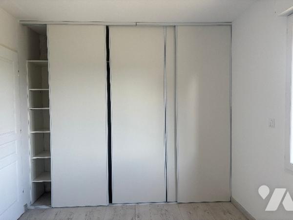 Plain-pied façon "ossature bois": pièce à vivre, 3 chambres, salle d'eau, WC, garage et jardin !