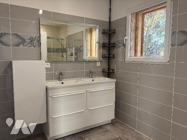 Plain-pied façon "ossature bois": pièce à vivre, 3 chambres, salle d'eau, WC, garage et jardin !