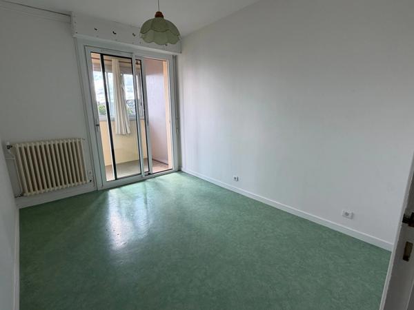 LA ROCHE SUR YON (85000) APPARTEMENT T2 / 53 M² AVEC LOGGIA CAVE ET STATIONNEMENT PRIVATIF AU 3EME SUR 3