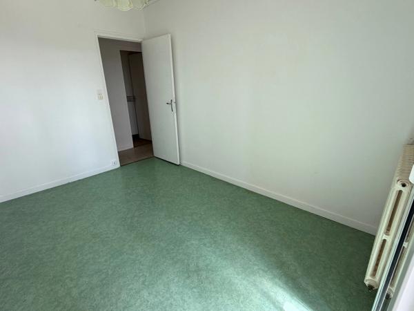LA ROCHE SUR YON (85000) APPARTEMENT T2 / 53 M² AVEC LOGGIA CAVE ET STATIONNEMENT PRIVATIF AU 3EME SUR 3