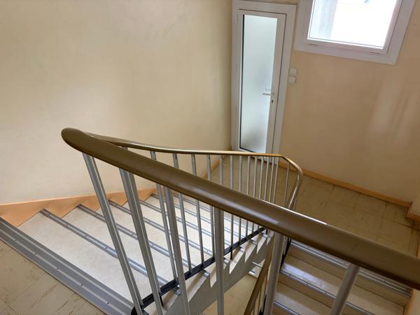 LA ROCHE SUR YON (85000) APPARTEMENT T2 / 53 M² AVEC LOGGIA CAVE ET STATIONNEMENT PRIVATIF AU 3EME SUR 3