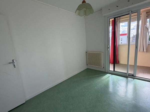 LA ROCHE SUR YON (85000) APPARTEMENT T2 / 53 M² AVEC LOGGIA CAVE ET STATIONNEMENT PRIVATIF AU 3EME SUR 3