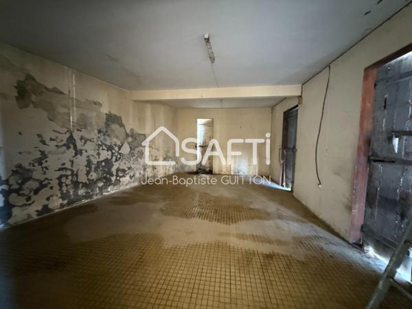 Immeuble dans le bourg local commercial et appartement