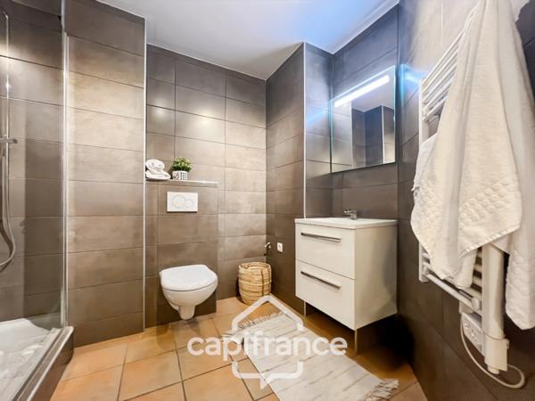 appartement REZ de JARDIN,résidence du lac, 31 m2, chambre ouverte, grande salle de douche, rangements, cave collective.