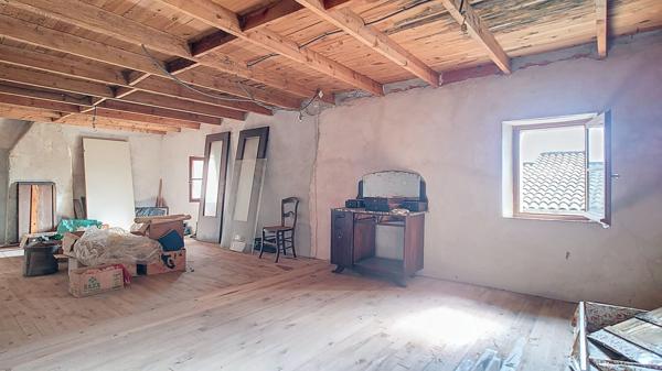 Maison en pierre de 89 m2 à rénover avec 2 chambre et garage à moins de 5 km de Nérac