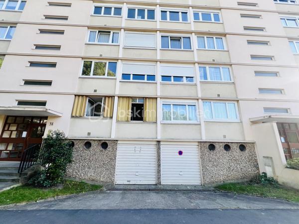 DANS UNE PETITE COPROPRIÉTÉ FERMÉE ET SÉCURISÉE AVEC GARDIEN DECOUVREZ CET APPARTEMENT SITUÉ AU RDC/4  surélevé (ÉQUIVALENT D'UN 1e ÉTAGE) ORIENTATION S/N 
(VISITE VIRTUELLE SUR LE SITE SELOGER ET BSK )
 A proximité des transports environ 5mn à pied de la LIGNE  14 permettant un accès rapide vers Paris et l’aéroport d’Orly  à proximité du tramway T7.
Se compose comme suit : Une entrée , un séjour , une cuisine séparée , deux chambres de 11 et 10m²  dont une avec placards , 

PLACES DE PARKING LIBRES DANS LA RÉSIDENCE .
Le bien dispose également d’une CAVE .

Des travaux sont à prévoir .
VISITE POSSIBLE 7/7