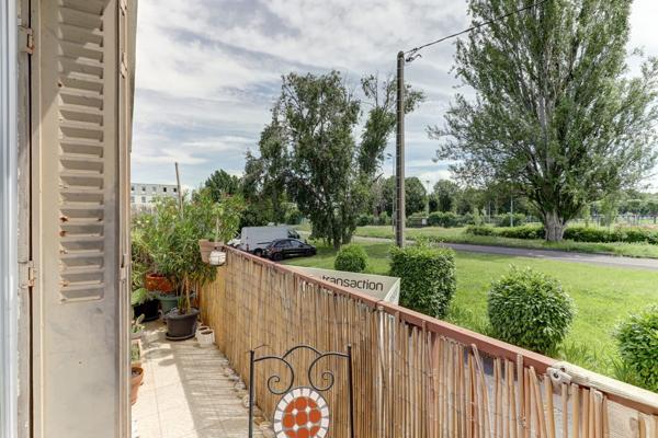Appartement 3 pièces traversant avec balcon et un garage.