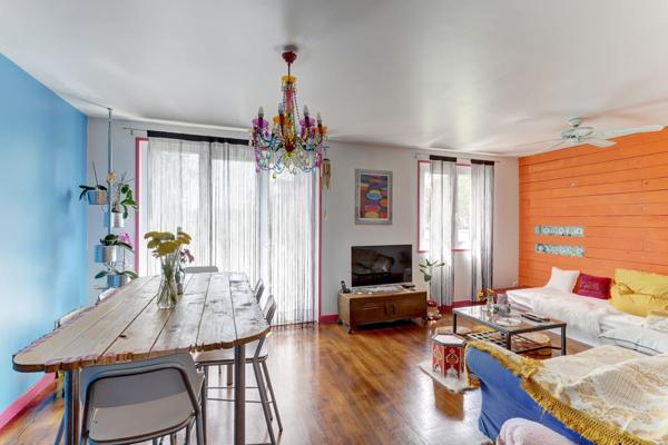 Appartement 3 pièces traversant avec balcon et un garage.