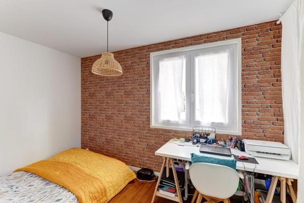 Appartement 3 pièces traversant avec balcon et un garage.