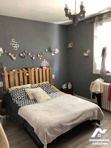 A vendre à DRUGEAC (CANTAL), entre Mauriac et Aurillac, à proximité des commerces et services, ...