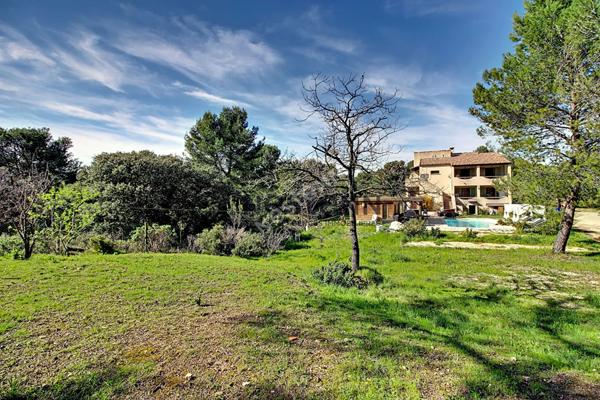 Maison familiale avec double habitation, piscine et grand jardin