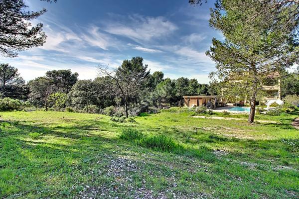 Maison familiale avec double habitation, piscine et grand jardin