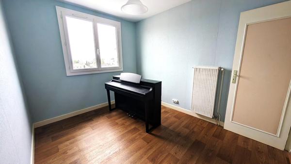 APPARTEMENT 2 Chambre, balcon et cave