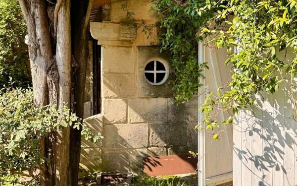 Maison à vendre    9 pièces • 500 m2 Nîmes